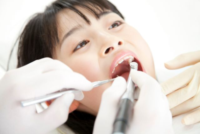 歯の治療を受ける女の子