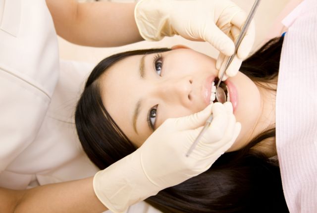 歯の定期検診を受ける女性